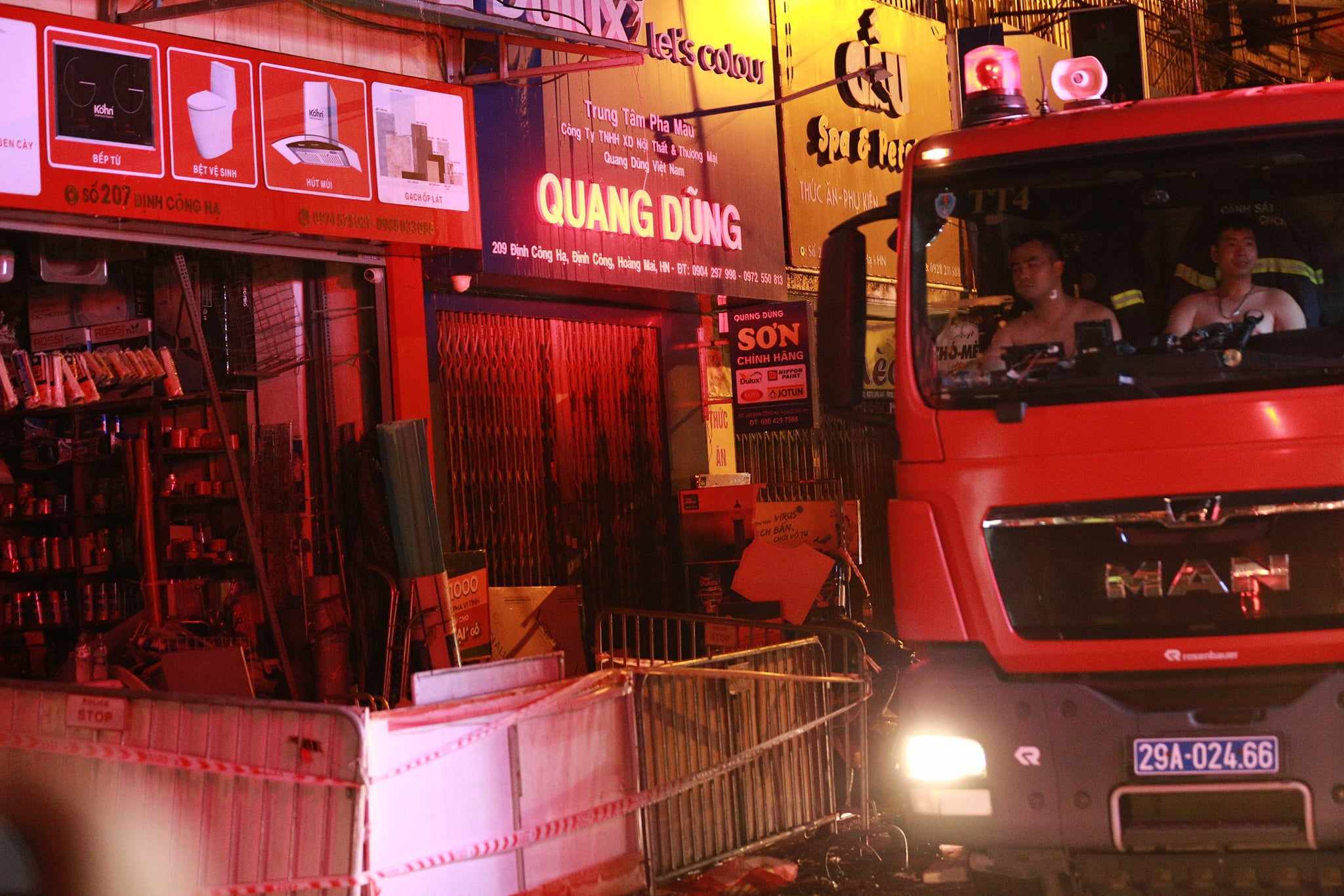 Rùng mình hiện trường hàng hóa bịt kín lối thoát nạn trong vụ cháy nhà trên phố Định Công Hạ khiến 4 người tử vong-1