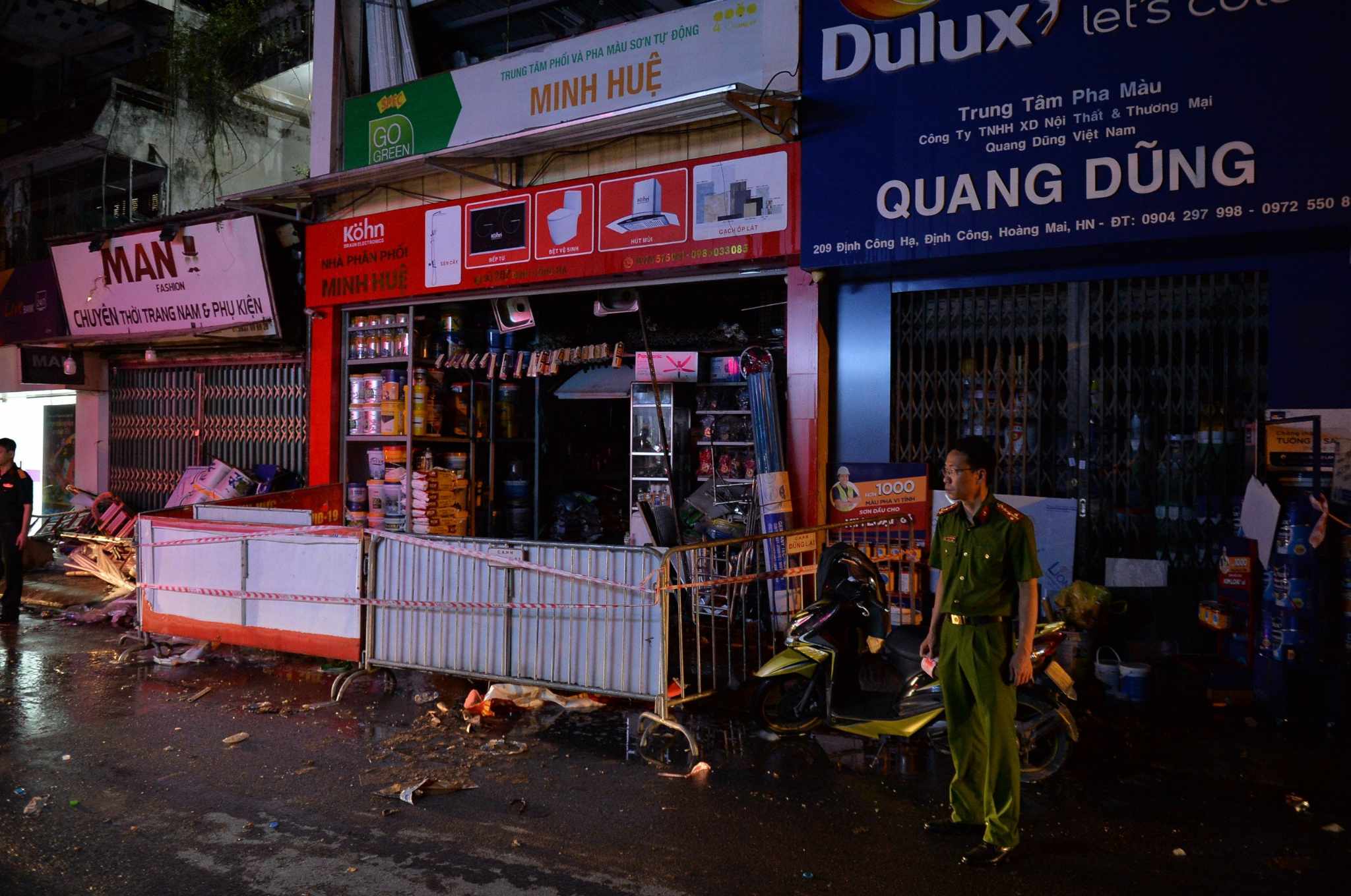 Rùng mình hiện trường hàng hóa bịt kín lối thoát nạn trong vụ cháy nhà trên phố Định Công Hạ khiến 4 người tử vong-6