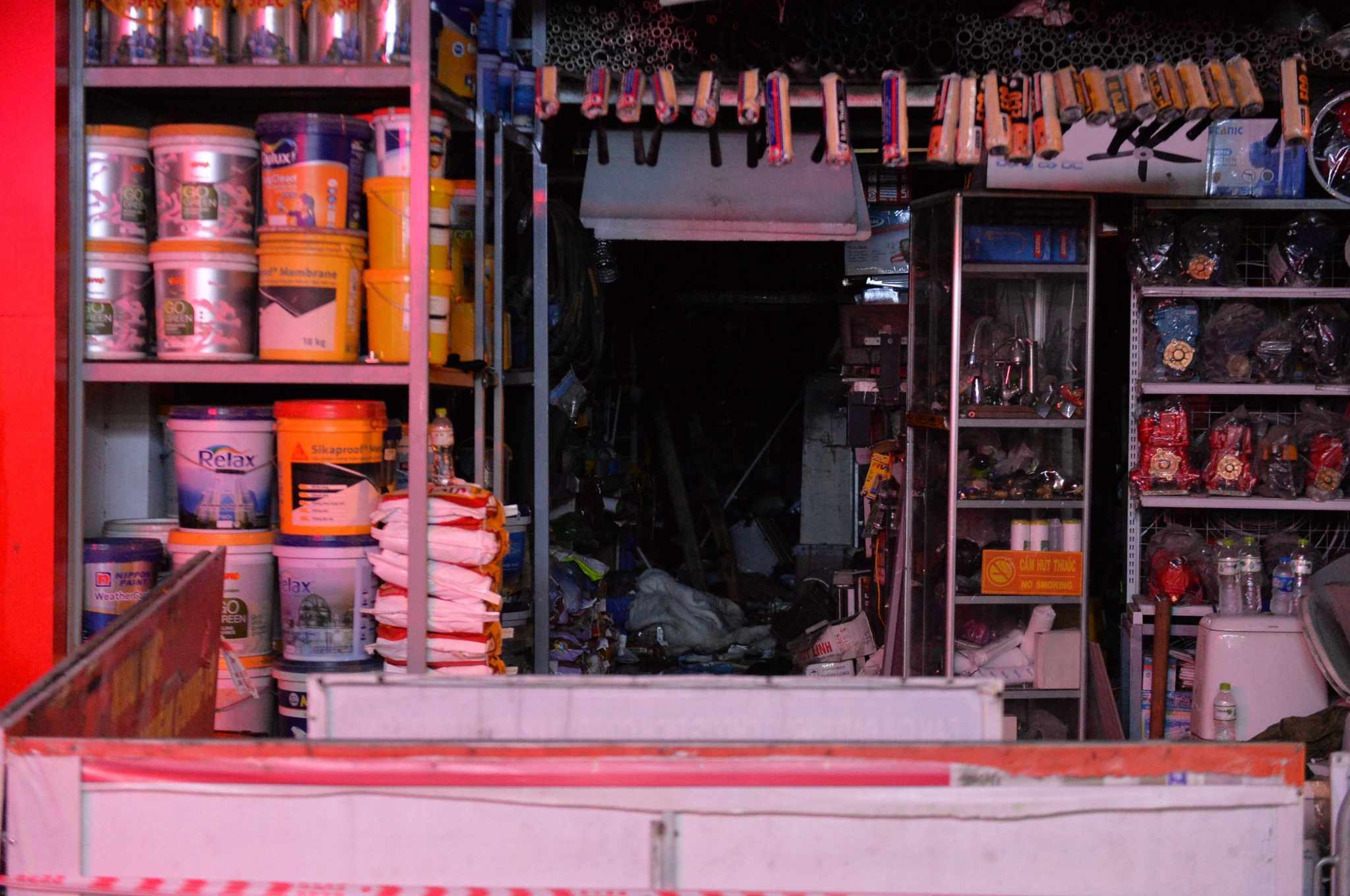 Rùng mình hiện trường hàng hóa bịt kín lối thoát nạn trong vụ cháy nhà trên phố Định Công Hạ khiến 4 người tử vong-3