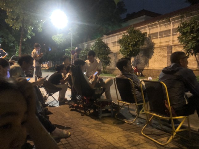 Phụ huynh ở TPHCM xếp hàng xuyên đêm chờ mua hồ sơ vào lớp 1 cho con-2