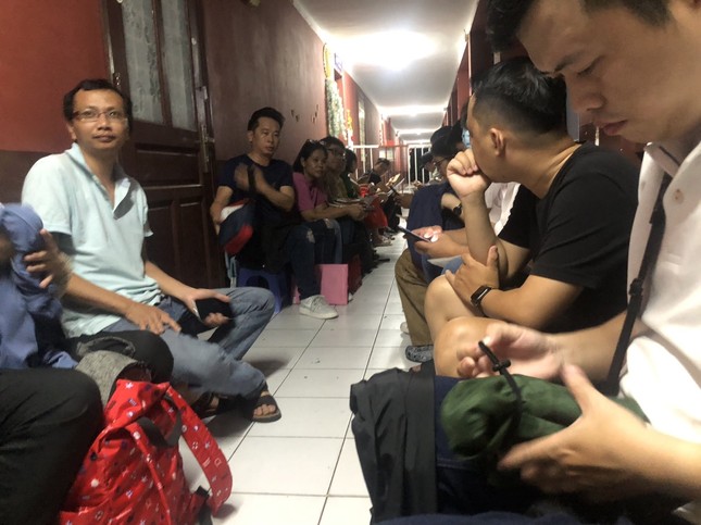 Phụ huynh ở TPHCM xếp hàng xuyên đêm chờ mua hồ sơ vào lớp 1 cho con-3