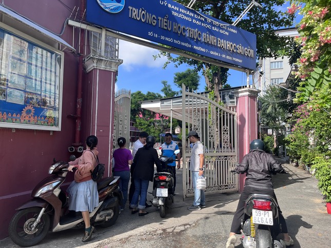 Phụ huynh ở TPHCM xếp hàng xuyên đêm chờ mua hồ sơ vào lớp 1 cho con-1