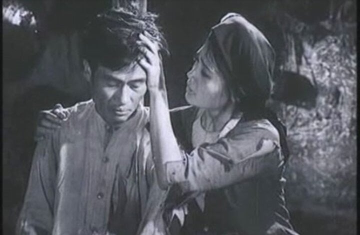 NSƯT Anh Thái phim Chị Dậu, Chạy án qua đời-2