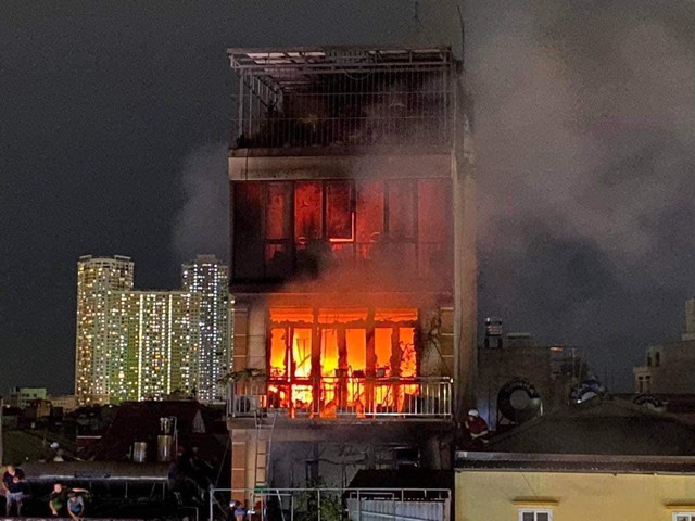 Vụ cháy 4 người tử vong ở Định Công Hạ: Chủ nhà tự thoát nạn sang mái nhà hàng xóm-2