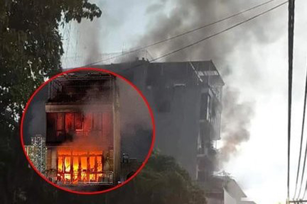 Cháy ở Định Công Hạ: Cứu người bất thành do cửa kính cường lực, rào sắt kiên cố?-9