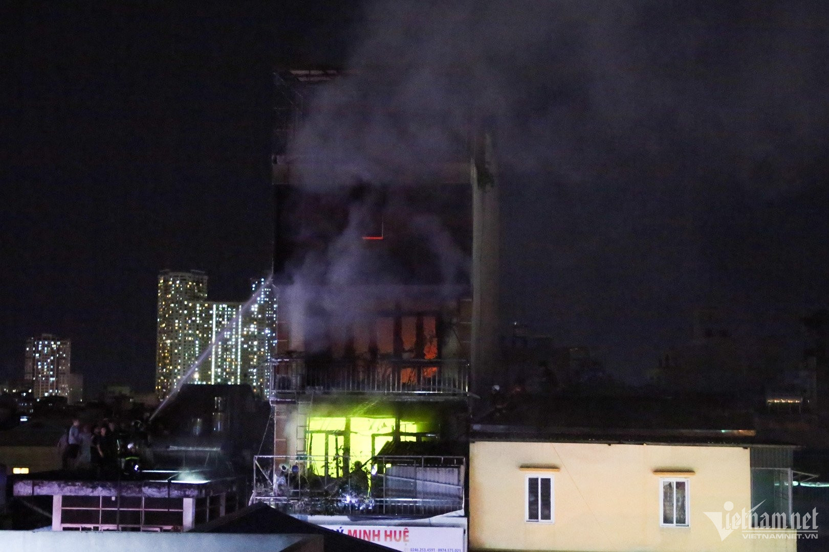 Cháy ở Định Công Hạ: Cứu người bất thành do cửa kính cường lực, rào sắt kiên cố?-1