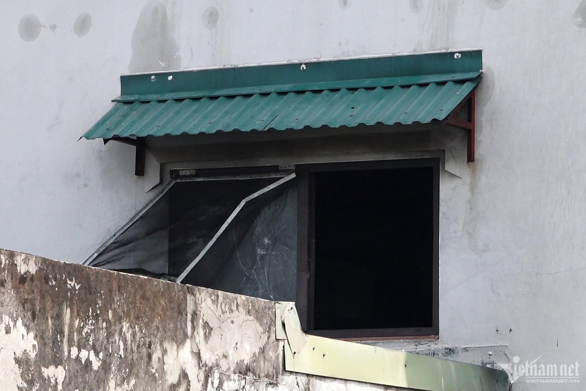 Cháy ở Định Công Hạ: Cứu người bất thành do cửa kính cường lực, rào sắt kiên cố?-2