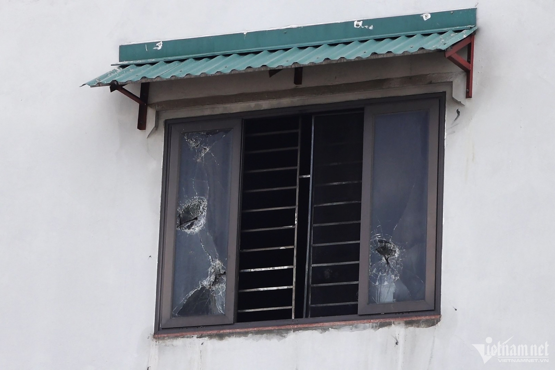 Cháy ở Định Công Hạ: Cứu người bất thành do cửa kính cường lực, rào sắt kiên cố?-3