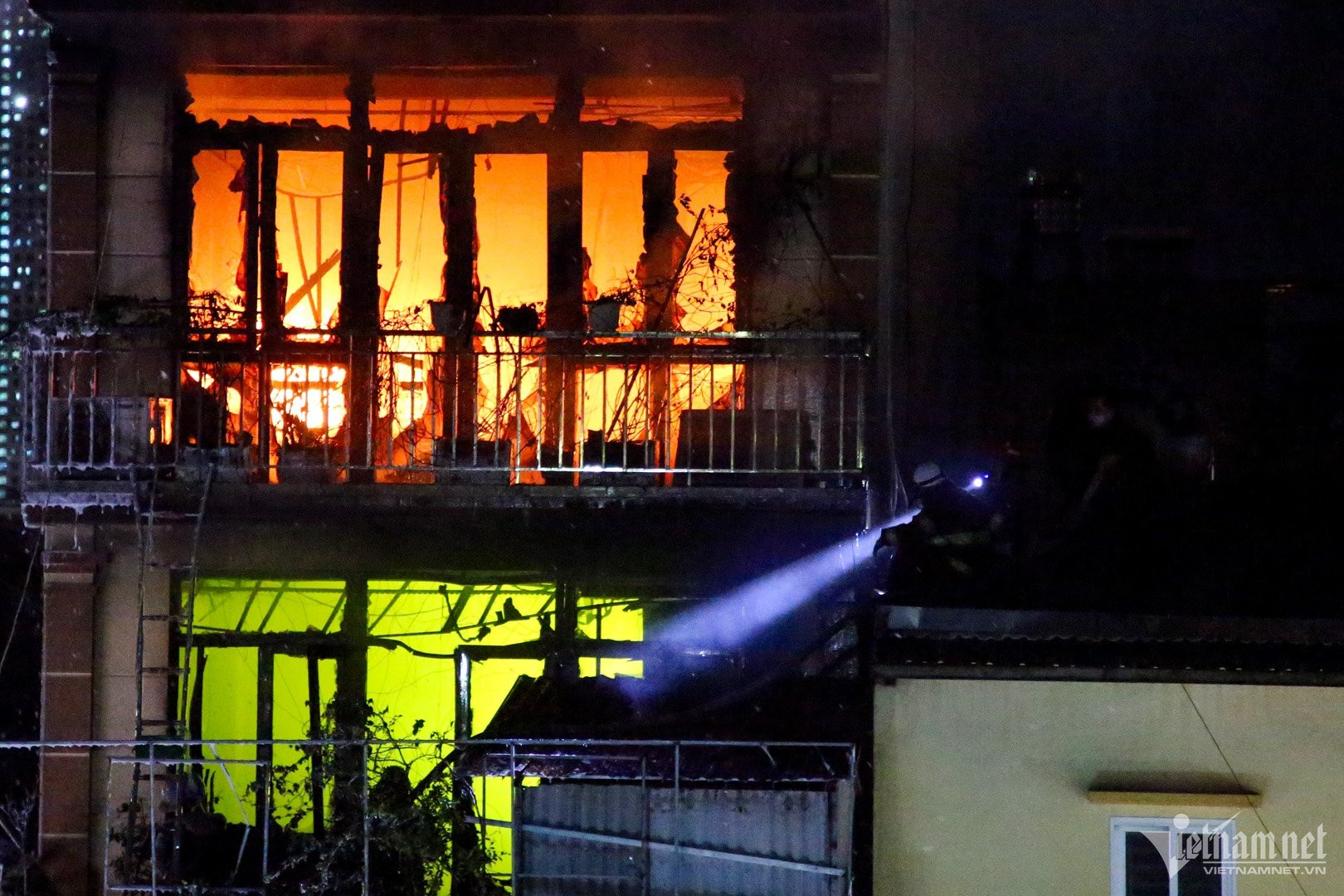 Cháy ở Định Công Hạ: Cứu người bất thành do cửa kính cường lực, rào sắt kiên cố?-5