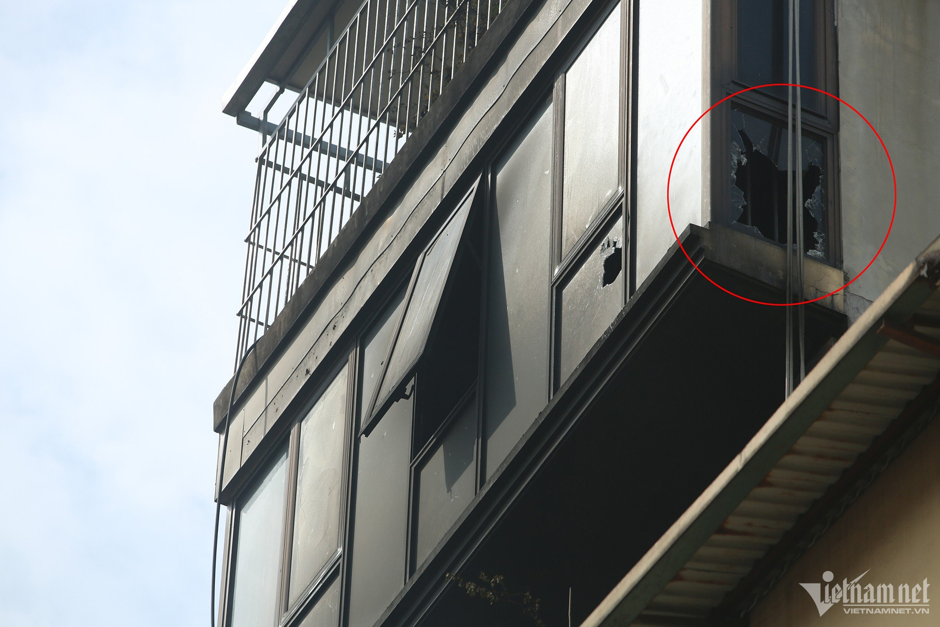 Cháy ở Định Công Hạ: Cứu người bất thành do cửa kính cường lực, rào sắt kiên cố?-6