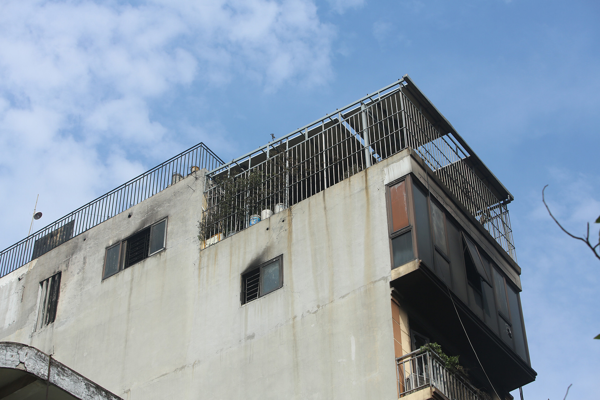 Cháy ở Định Công Hạ: Cứu người bất thành do cửa kính cường lực, rào sắt kiên cố?-8