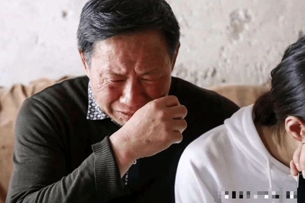 Cậu bé 8 tuổi ngồi hát lề đường kiếm tiền khiến nhiều người khen ngợi cách dạy con của bố mẹ-3