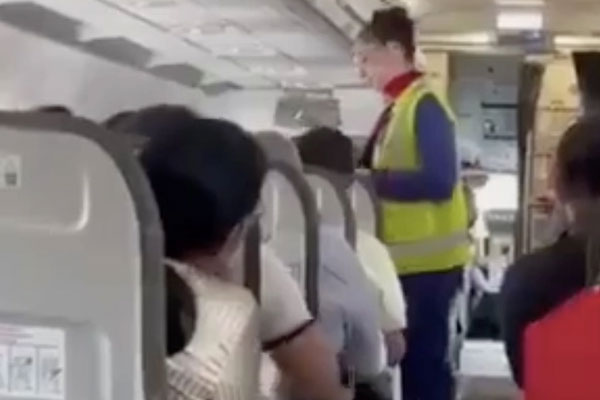 Mang vỏ gối lên máy bay để lách luật, một hành khách phải nhận cái kết ê chề-3