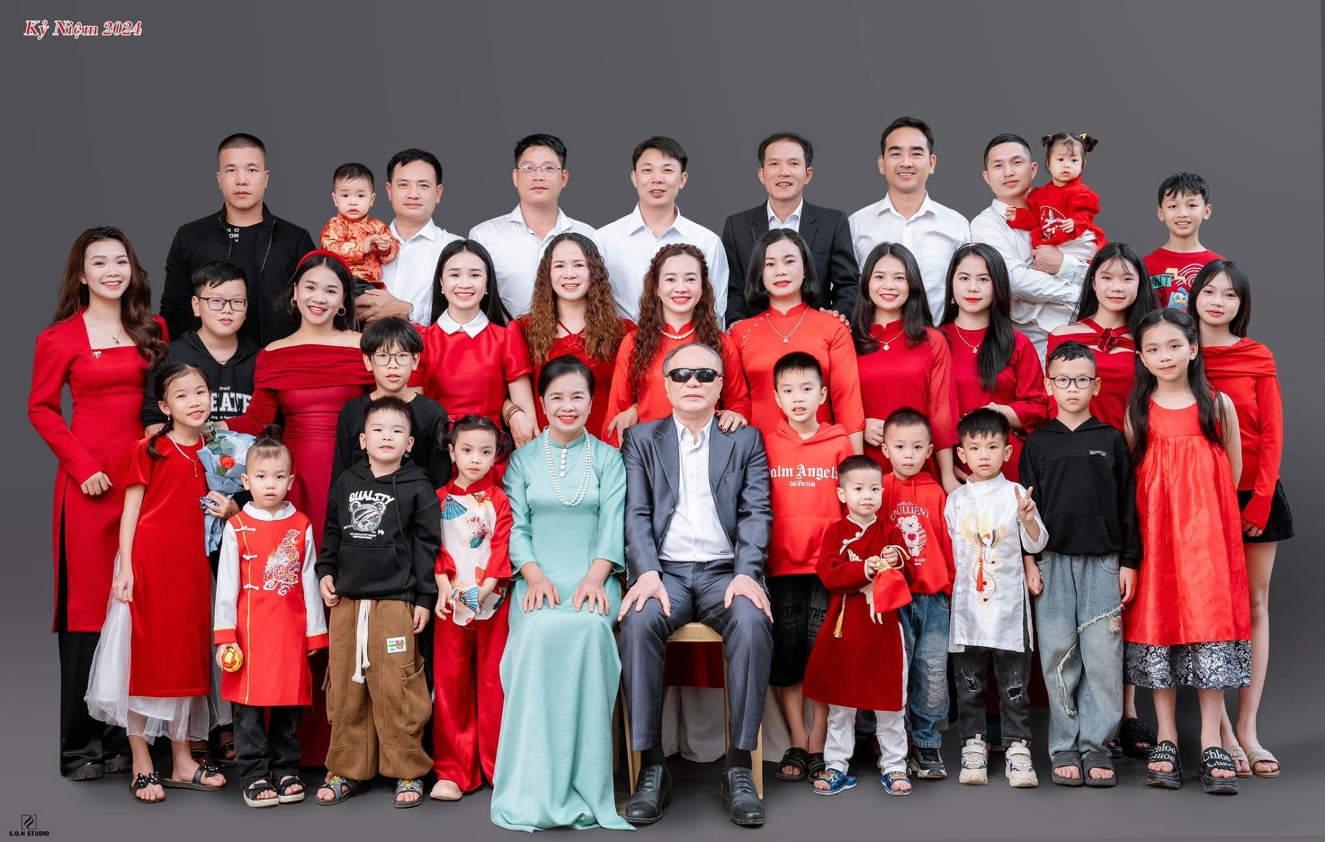 Ông bố mù ở Nghệ An có 7 con gái xinh đẹp giỏi giang, tuổi U70 hưởng trái ngọt-1