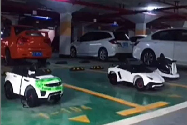 Chủ căn hộ mua 3 chỗ đỗ ô tô chỉ để cất xe đồ chơi và cái kết bi hài-1