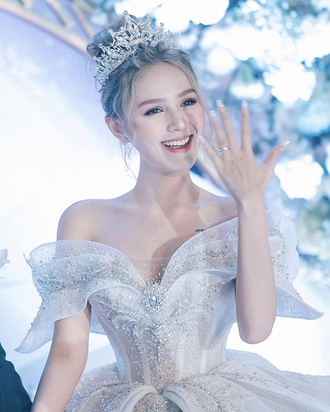 Đường tình hot girl 2k2 và ông chú đại gia hơn 13 tuổi: Váy cưới 28 tỷ, đẹp như cổ tích cũng không bằng cái nắm tay khi về già-6