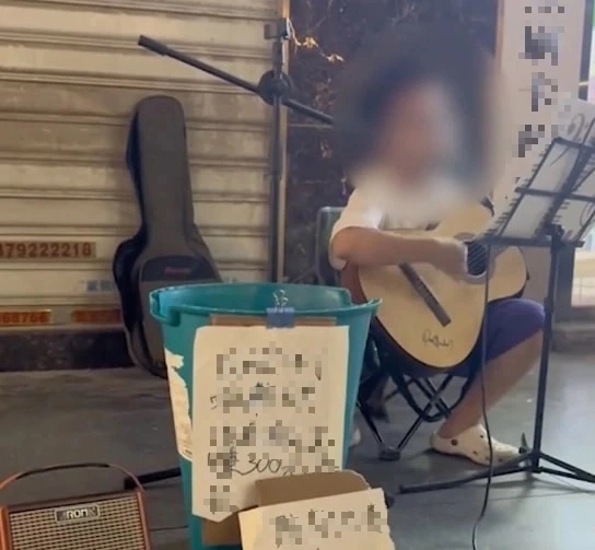 Cậu bé 8 tuổi ngồi hát lề đường kiếm tiền khiến nhiều người khen ngợi cách dạy con của bố mẹ-1