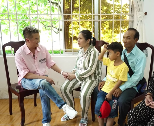 Đàm Vĩnh Hưng khiến một nữ phạm nhân bật khóc vì làm điều này cho cha cô-1