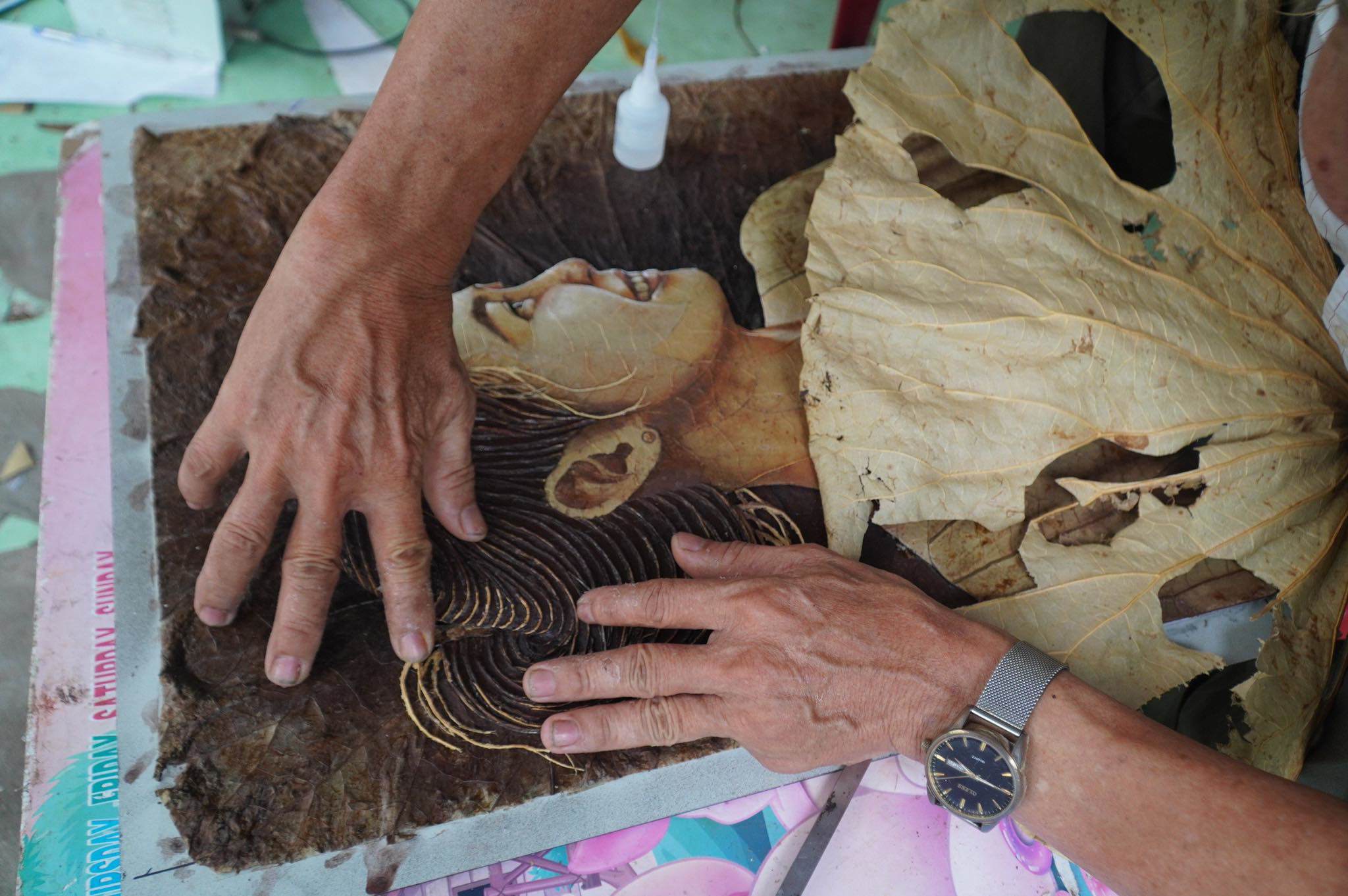 Kỳ lạ những bức tranh làm từ lá sen khô, giá bán lên đến vài triệu đồng-2