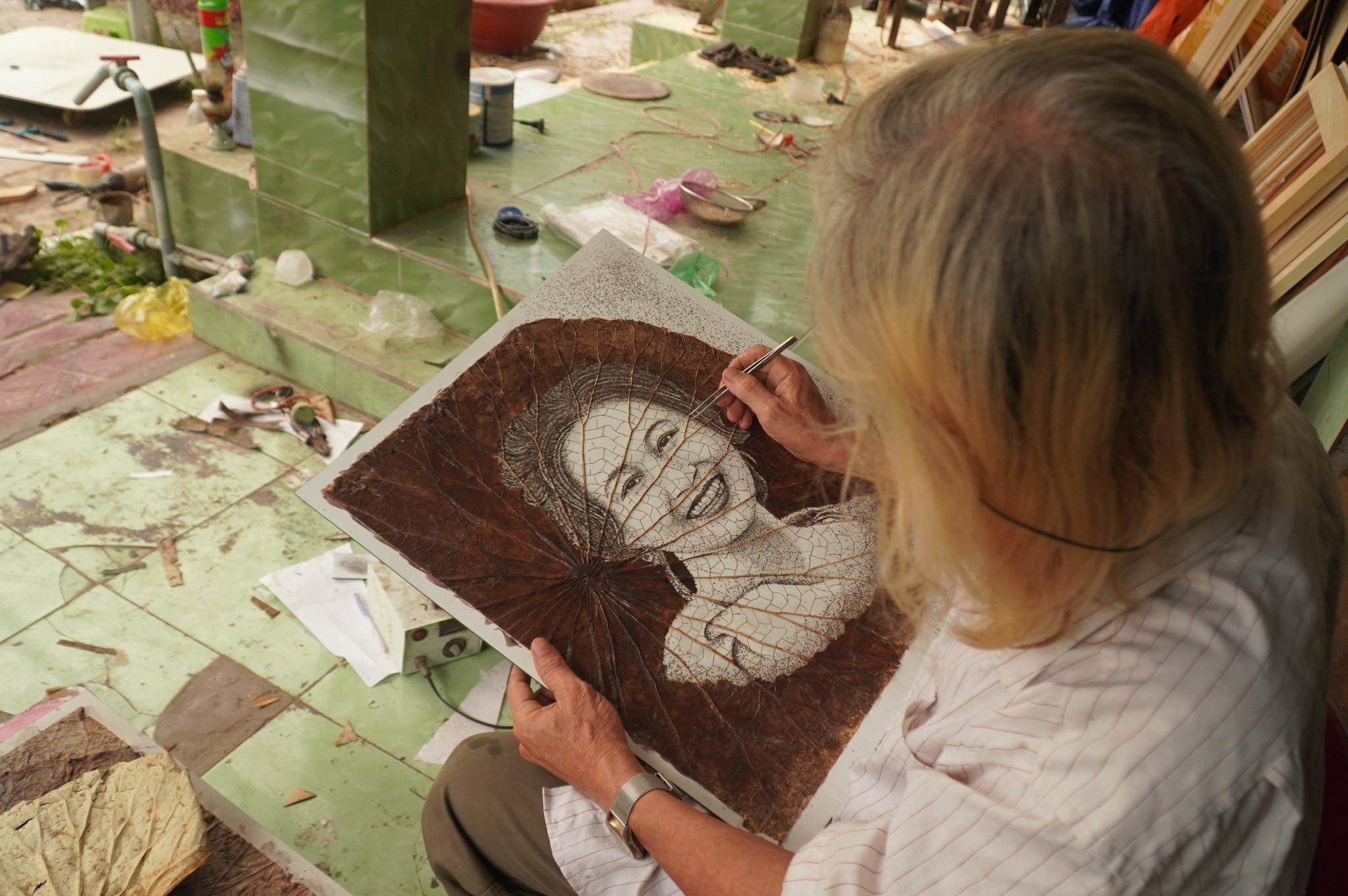 Kỳ lạ những bức tranh làm từ lá sen khô, giá bán lên đến vài triệu đồng-3