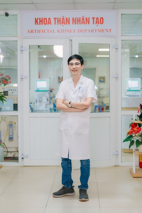 Nam sinh 21 tuổi phải lọc máu cấp cứu do thận hư: Bác sĩ thốt lên sức chịu đựng phi thường-2