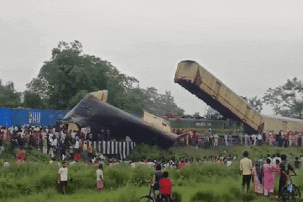 Tàu chở hàng đâm tàu chở khách khiến 8 người thiệt mạng