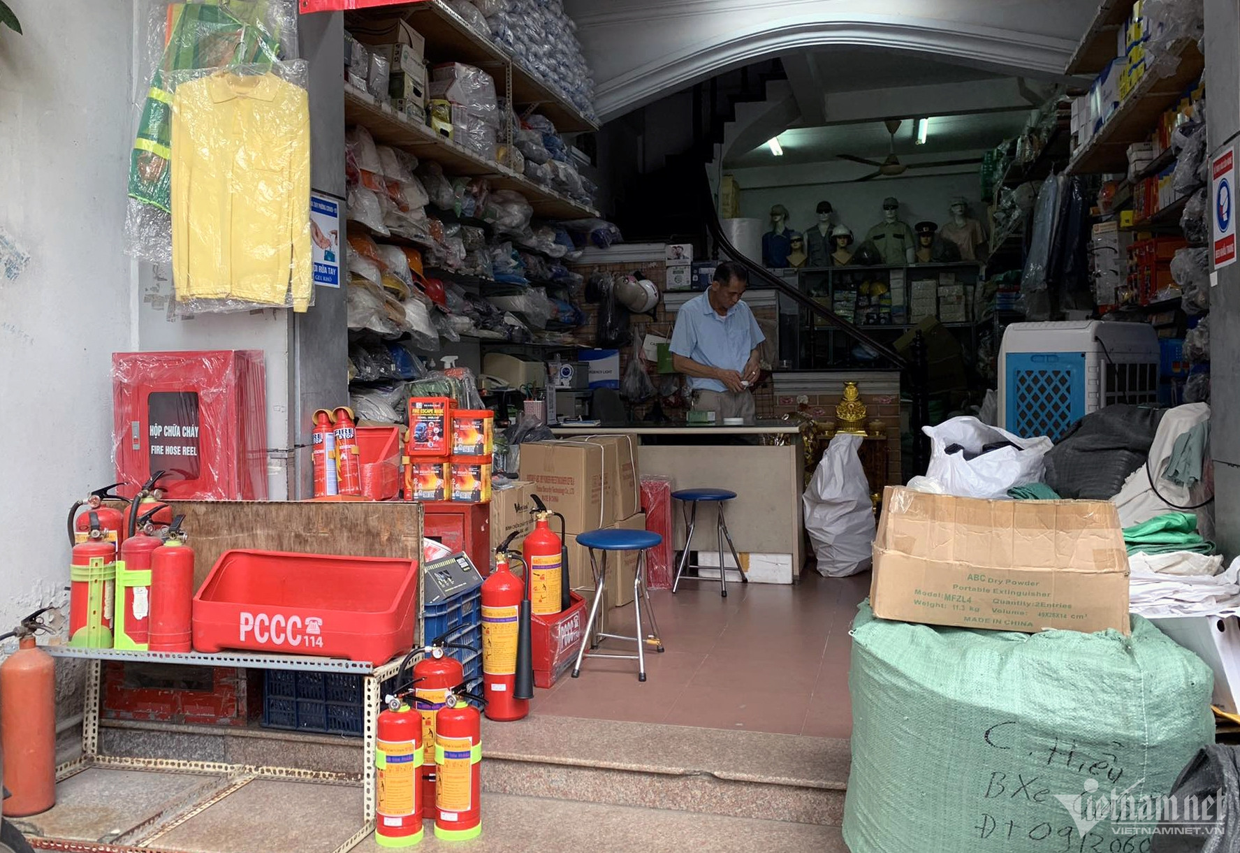 Cấp bách phòng cháy, người dân lại đổ xô mua mặt nạ, thang dây-1