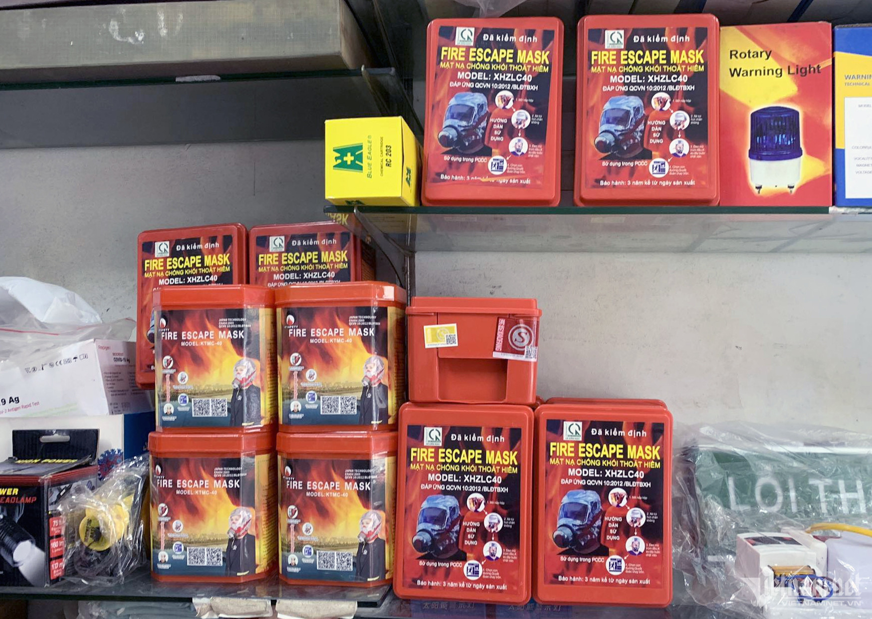 Cấp bách phòng cháy, người dân lại đổ xô mua mặt nạ, thang dây-2