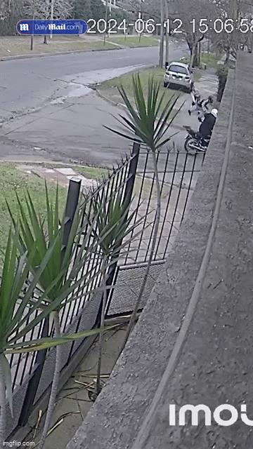 Định cướp của cô gái trên phố, 2 kẻ bất lương gặp ngay quả báo: Video hiện trường gay cấn như phim-2