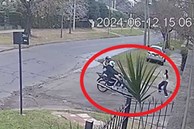 Định cướp của cô gái trên phố, 2 kẻ bất lương gặp ngay quả báo: Video hiện trường gay cấn như phim