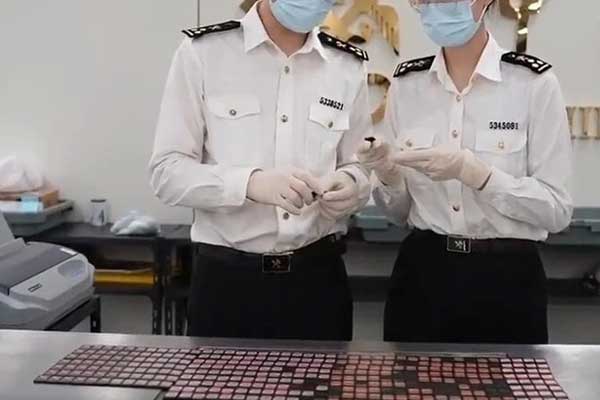 Vòng một lớn bất thường, cô gái bị phát hiện phạm pháp-1