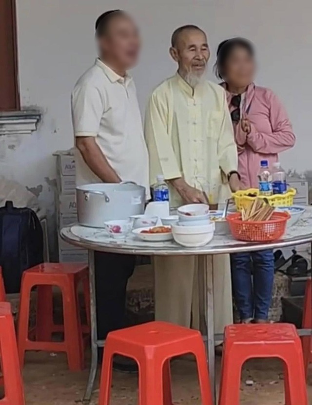 Mệt mỏi vì tiếp khách không mời, mẹ ông Thích Minh Tuệ mong con trai được sang Ấn Độ tu tập-4