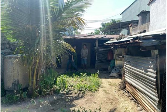 Mất vàng, tiền hơn 1,5 tỉ đồng giấu trong 2 phuy lúa trước hiên nhà