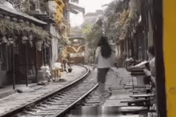 Danh tính cô gái lao ra giữa cà phê đường tàu, nổi nhất MXH