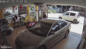 Lái xe vào nhà không đóng cổng, 1 phút sau thì xảy ra chuyện khiến người phụ nữ hối không kịp-3