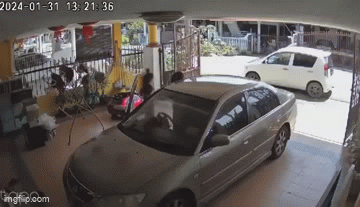 Lái xe vào nhà không đóng cổng, 1 phút sau thì xảy ra chuyện khiến người phụ nữ hối không kịp-4