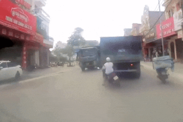 Clip: Va chạm với xe ben, nam thanh niên bị tông văng xuống đường