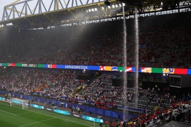 Hình ảnh sốc tại Euro 2024: Sân dột như thác sau bão, hàng chục fan xô xát nảy lửa ngay trên khán đài-1