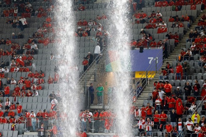 Hình ảnh sốc tại Euro 2024: Sân dột như thác sau bão, hàng chục fan xô xát nảy lửa ngay trên khán đài-2