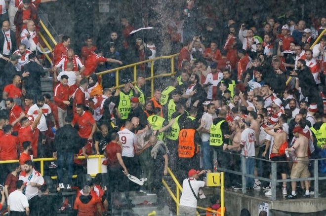 Hình ảnh sốc tại Euro 2024: Sân dột như thác sau bão, hàng chục fan xô xát nảy lửa ngay trên khán đài-6