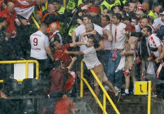 Hình ảnh sốc tại Euro 2024: Sân dột như thác sau bão, hàng chục fan xô xát nảy lửa ngay trên khán đài-7