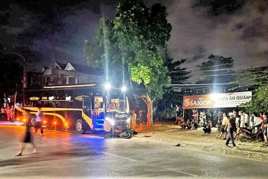 Xe máy đối đầu ô tô khách, 2 thanh niên chết thương tâm