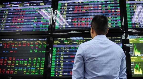 Phát hiện công nhân 58 tuổi chỉ học hết tiểu học lãi 600 triệu đồng từ chứng khoán, cảnh sát vào cuộc bắt giữ 2 người, vén màn bí mật động trời phía sau-1