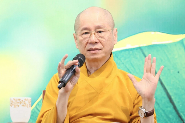 Nam thanh niên nhảy múa phản cảm dưới vòi tắm ở Hạ Long-2