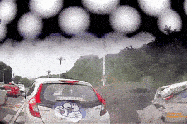 Xe tải chở dầm cầu mất kiểm soát, đâm hàng loạt ô tô đang chờ đèn đỏ