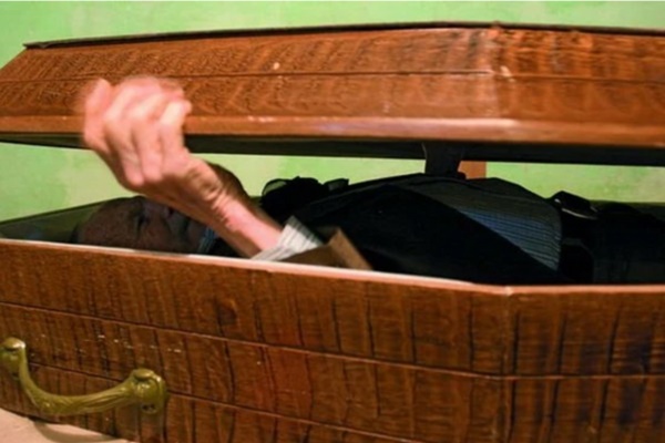 Xe cứu thương đi qua ổ gà, cụ ông đã qua đời bất ngờ sống lại-2