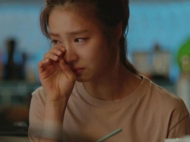 Tặng vàng cho mẹ chồng nhân ngày sinh nhật, con dâu bật khóc trước hành động sau đó của bà-1