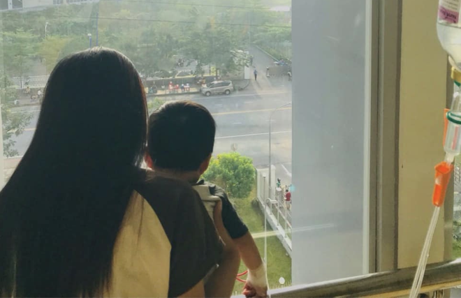 Rơi nước mắt câu chuyện mẹ đơn thân sáng nuôi con ung thư, tối livestream bán hàng ở sân bệnh viện-2