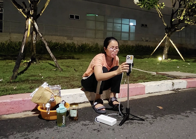 Rơi nước mắt câu chuyện mẹ đơn thân sáng nuôi con ung thư, tối livestream bán hàng ở sân bệnh viện-3