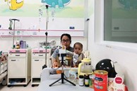Rơi nước mắt câu chuyện mẹ đơn thân sáng nuôi con ung thư, tối livestream bán hàng ở sân bệnh viện